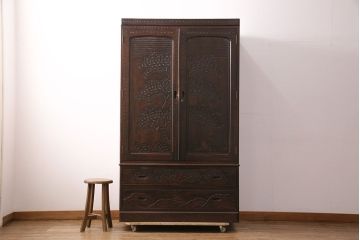 中古　美品　伝統工芸　軽井沢彫り　繊細な桜の図が見事なワードローブ(洋服タンス、チェスト、衣装箪笥)(R-049764)