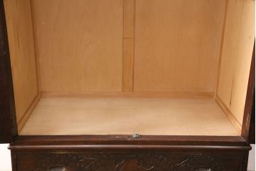 中古　美品　伝統工芸　軽井沢彫り　繊細な桜の図が見事なワードローブ(洋服タンス、チェスト、衣装箪笥)(R-049764)