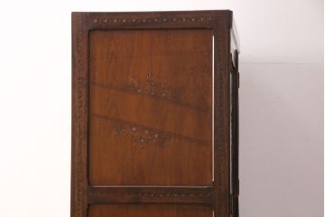 中古　美品　伝統工芸　軽井沢彫り　繊細な桜の図が見事なワードローブ(洋服タンス、チェスト、衣装箪笥)(R-049764)