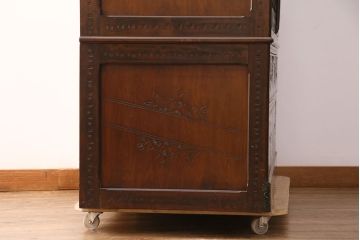 中古　美品　伝統工芸　軽井沢彫り　繊細な桜の図が見事なワードローブ(洋服タンス、チェスト、衣装箪笥)(R-049764)