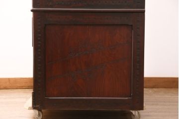 中古　美品　伝統工芸　軽井沢彫り　繊細な桜の図が見事なワードローブ(洋服タンス、チェスト、衣装箪笥)(R-049764)
