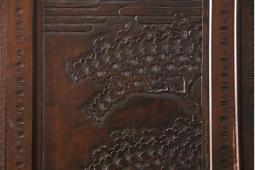 中古　美品　伝統工芸　軽井沢彫り　繊細な桜の図が見事なワードローブ(洋服タンス、チェスト、衣装箪笥)(R-049764)