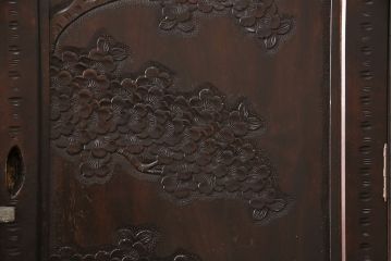 中古　美品　伝統工芸　軽井沢彫り　繊細な桜の図が見事なワードローブ(洋服タンス、チェスト、衣装箪笥)(R-049764)