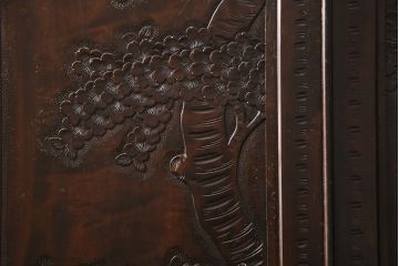 中古　美品　伝統工芸　軽井沢彫り　繊細な桜の図が見事なワードローブ(洋服タンス、チェスト、衣装箪笥)(R-049764)