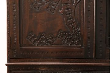 中古　美品　伝統工芸　軽井沢彫り　繊細な桜の図が見事なワードローブ(洋服タンス、チェスト、衣装箪笥)(R-049764)