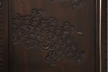 中古　美品　伝統工芸　軽井沢彫り　繊細な桜の図が見事なワードローブ(洋服タンス、チェスト、衣装箪笥)(R-049764)