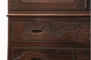 中古　美品　伝統工芸　軽井沢彫り　繊細な桜の図が見事なワードローブ(洋服タンス、チェスト、衣装箪笥)(R-049764)