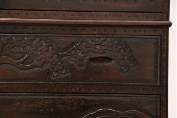 中古　美品　伝統工芸　軽井沢彫り　繊細な桜の図が見事なワードローブ(洋服タンス、チェスト、衣装箪笥)(R-049764)