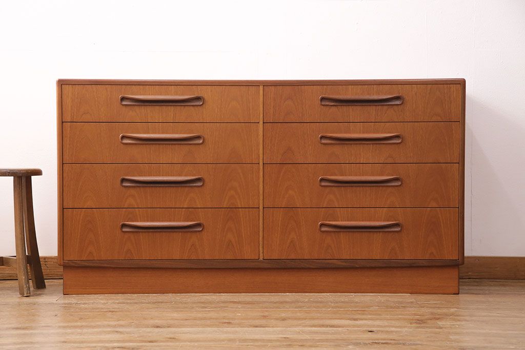 ヴィンテージ家具　北欧ビンテージ　G-PLAN(ジープラン)　取っ手の形が個性的なリビングボード(引き出し、ドロワー、サイドチェスト)(R-049767)