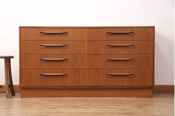 ヴィンテージ家具　北欧ビンテージ　G-PLAN(ジープラン)　取っ手の形が個性的なリビングボード(引き出し、ドロワー、サイドチェスト)(R-049767)