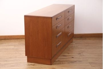ヴィンテージ家具　北欧ビンテージ　G-PLAN(ジープラン)　取っ手の形が個性的なリビングボード(引き出し、ドロワー、サイドチェスト)(R-049767)