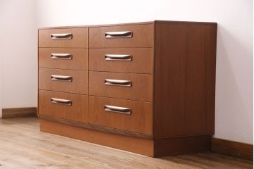 ヴィンテージ家具　北欧ビンテージ　G-PLAN(ジープラン)　取っ手の形が個性的なリビングボード(引き出し、ドロワー、サイドチェスト)(R-049767)