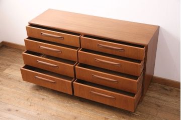 ヴィンテージ家具　北欧ビンテージ　G-PLAN(ジープラン)　取っ手の形が個性的なリビングボード(引き出し、ドロワー、サイドチェスト)(R-049767)