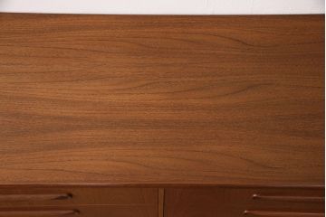 ヴィンテージ家具　北欧ビンテージ　G-PLAN(ジープラン)　取っ手の形が個性的なリビングボード(引き出し、ドロワー、サイドチェスト)(R-049767)