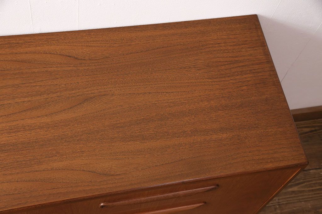 ヴィンテージ家具　北欧ビンテージ　G-PLAN(ジープラン)　取っ手の形が個性的なリビングボード(引き出し、ドロワー、サイドチェスト)(R-049767)