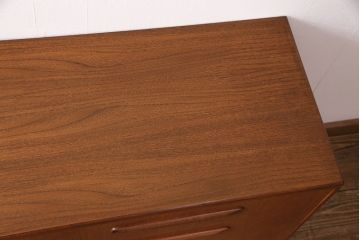 ヴィンテージ家具　北欧ビンテージ　G-PLAN(ジープラン)　取っ手の形が個性的なリビングボード(引き出し、ドロワー、サイドチェスト)(R-049767)