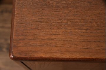 ヴィンテージ家具　北欧ビンテージ　G-PLAN(ジープラン)　取っ手の形が個性的なリビングボード(引き出し、ドロワー、サイドチェスト)(R-049767)