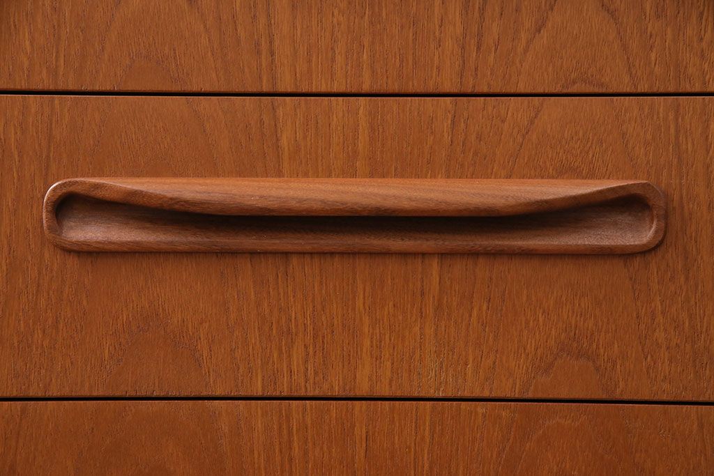 ヴィンテージ家具　北欧ビンテージ　G-PLAN(ジープラン)　取っ手の形が個性的なリビングボード(引き出し、ドロワー、サイドチェスト)(R-049767)