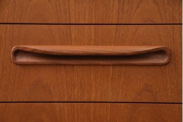 ヴィンテージ家具　北欧ビンテージ　G-PLAN(ジープラン)　取っ手の形が個性的なリビングボード(引き出し、ドロワー、サイドチェスト)(R-049767)