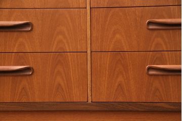 ヴィンテージ家具　北欧ビンテージ　G-PLAN(ジープラン)　取っ手の形が個性的なリビングボード(引き出し、ドロワー、サイドチェスト)(R-049767)