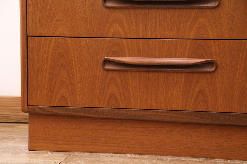 ヴィンテージ家具　北欧ビンテージ　G-PLAN(ジープラン)　取っ手の形が個性的なリビングボード(引き出し、ドロワー、サイドチェスト)(R-049767)