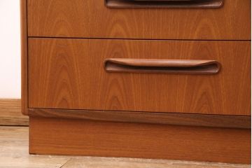 ヴィンテージ家具　北欧ビンテージ　G-PLAN(ジープラン)　取っ手の形が個性的なリビングボード(引き出し、ドロワー、サイドチェスト)(R-049767)