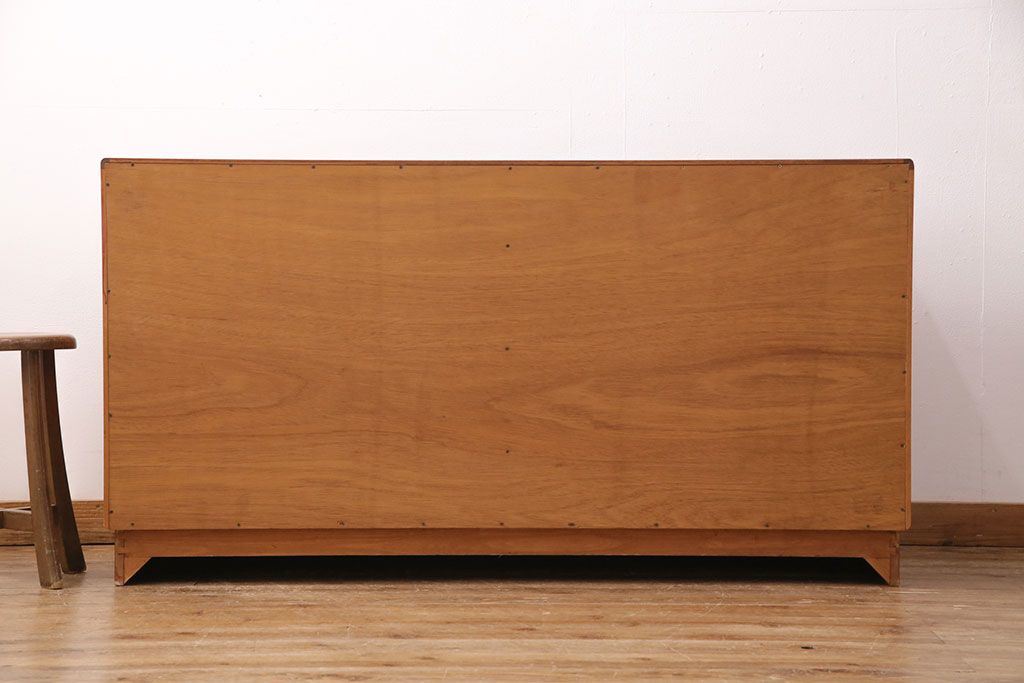 ヴィンテージ家具　北欧ビンテージ　G-PLAN(ジープラン)　取っ手の形が個性的なリビングボード(引き出し、ドロワー、サイドチェスト)(R-049767)