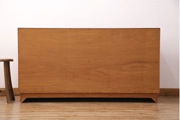 ヴィンテージ家具　北欧ビンテージ　G-PLAN(ジープラン)　取っ手の形が個性的なリビングボード(引き出し、ドロワー、サイドチェスト)(R-049767)