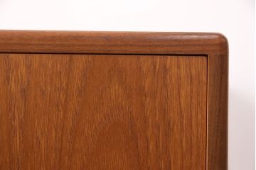 ヴィンテージ家具　北欧ビンテージ　G-PLAN(ジープラン)　取っ手の形が個性的なリビングボード(引き出し、ドロワー、サイドチェスト)(R-049767)