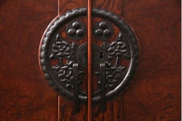 ヴィンテージ家具　脚付きリメイク　衣装盆・棚板付き　手打ち金具の繊細な意匠が目を引く仙台箪笥(引き出し、チェスト、着物箪笥、ビンテージ)(R-049775)