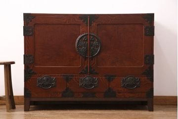 ヴィンテージ家具　脚付きリメイク　衣装盆・棚板付き　手打ち金具の繊細な意匠が目を引く仙台箪笥(引き出し、チェスト、着物箪笥、ビンテージ)(R-049775)