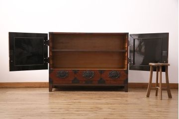 ヴィンテージ家具　脚付きリメイク　衣装盆・棚板付き　手打ち金具の繊細な意匠が目を引く仙台箪笥(引き出し、チェスト、着物箪笥、ビンテージ)(R-049775)