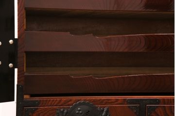 ヴィンテージ家具　脚付きリメイク　衣装盆・棚板付き　手打ち金具の繊細な意匠が目を引く仙台箪笥(引き出し、チェスト、着物箪笥、ビンテージ)(R-049775)