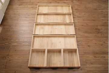 ヴィンテージ家具　脚付きリメイク　衣装盆・棚板付き　手打ち金具の繊細な意匠が目を引く仙台箪笥(引き出し、チェスト、着物箪笥、ビンテージ)(R-049775)