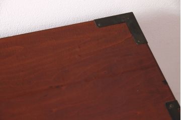 ヴィンテージ家具　脚付きリメイク　衣装盆・棚板付き　手打ち金具の繊細な意匠が目を引く仙台箪笥(引き出し、チェスト、着物箪笥、ビンテージ)(R-049775)