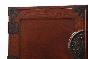 ヴィンテージ家具　脚付きリメイク　衣装盆・棚板付き　手打ち金具の繊細な意匠が目を引く仙台箪笥(引き出し、チェスト、着物箪笥、ビンテージ)(R-049775)