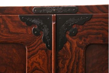 ヴィンテージ家具　脚付きリメイク　衣装盆・棚板付き　手打ち金具の繊細な意匠が目を引く仙台箪笥(引き出し、チェスト、着物箪笥、ビンテージ)(R-049775)