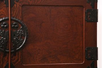 ヴィンテージ家具　脚付きリメイク　衣装盆・棚板付き　手打ち金具の繊細な意匠が目を引く仙台箪笥(引き出し、チェスト、着物箪笥、ビンテージ)(R-049775)