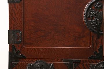 ヴィンテージ家具　脚付きリメイク　衣装盆・棚板付き　手打ち金具の繊細な意匠が目を引く仙台箪笥(引き出し、チェスト、着物箪笥、ビンテージ)(R-049775)
