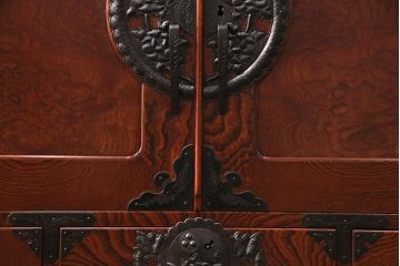 ヴィンテージ家具　脚付きリメイク　衣装盆・棚板付き　手打ち金具の繊細な意匠が目を引く仙台箪笥(引き出し、チェスト、着物箪笥、ビンテージ)(R-049775)