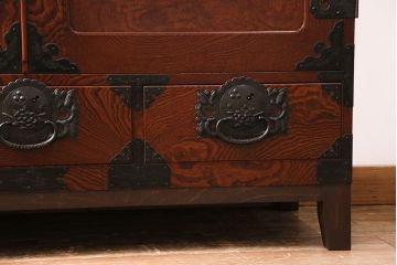 ヴィンテージ家具　脚付きリメイク　衣装盆・棚板付き　手打ち金具の繊細な意匠が目を引く仙台箪笥(引き出し、チェスト、着物箪笥、ビンテージ)(R-049775)