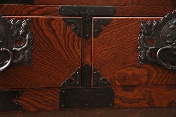 ヴィンテージ家具　脚付きリメイク　衣装盆・棚板付き　手打ち金具の繊細な意匠が目を引く仙台箪笥(引き出し、チェスト、着物箪笥、ビンテージ)(R-049775)