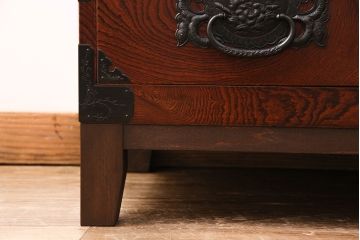 ヴィンテージ家具　脚付きリメイク　衣装盆・棚板付き　手打ち金具の繊細な意匠が目を引く仙台箪笥(引き出し、チェスト、着物箪笥、ビンテージ)(R-049775)