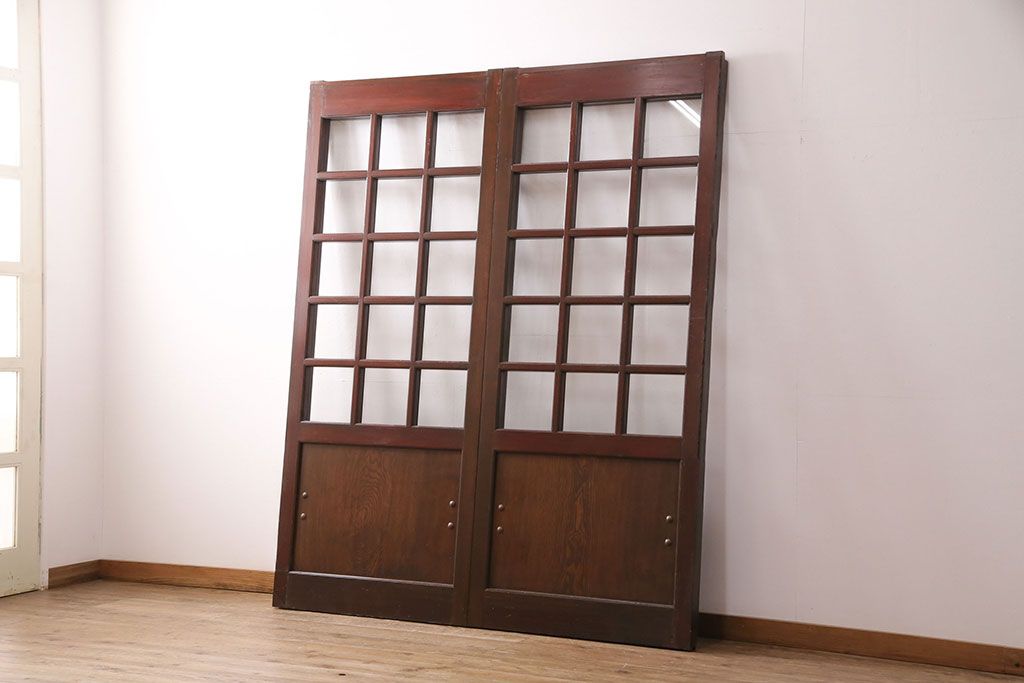 アンティーク建具　和モダンな雰囲気を高めるヒノキ材製格子蔵戸2枚セット(きつね格子、狐格子、引き戸、玄関戸、格子戸、マス目、升目)(R-049792)