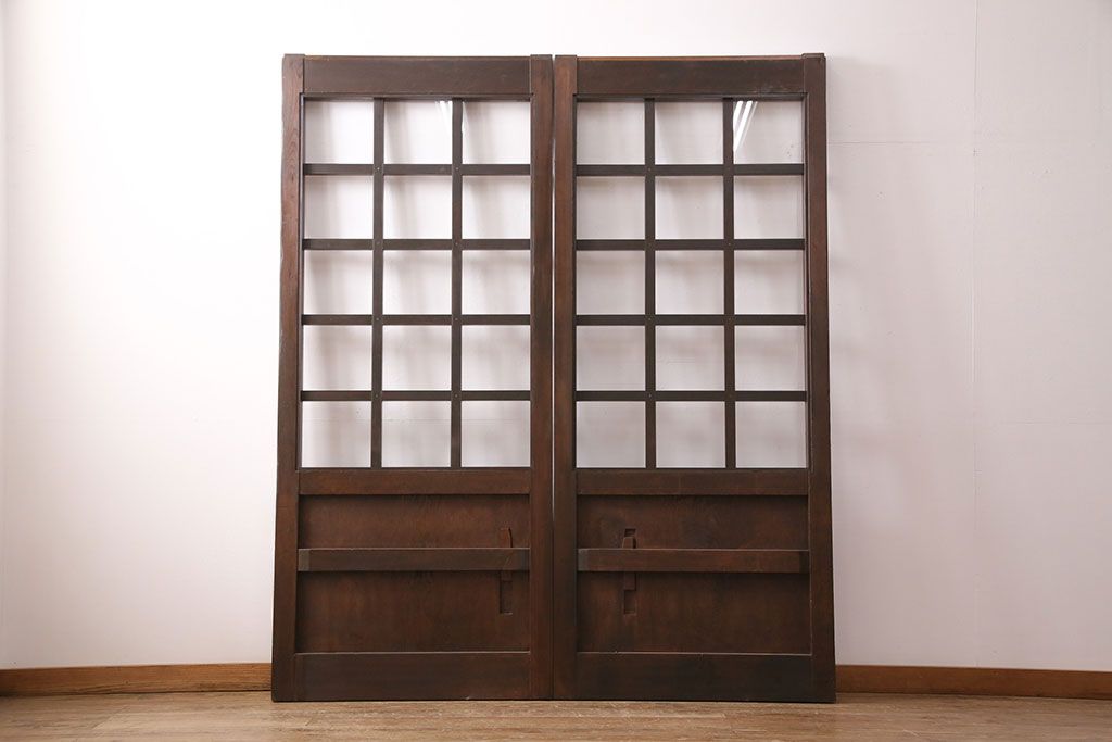 アンティーク建具　和モダンな雰囲気を高めるヒノキ材製格子蔵戸2枚セット(きつね格子、狐格子、引き戸、玄関戸、格子戸、マス目、升目)(R-049792)