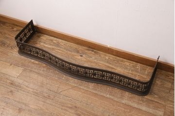 イギリスアンティーク　凝ったデザインがお洒落な空間づくりに活躍する希少なストーブガード(暖炉、ファイヤーガード、フェンダー)(R-049796)