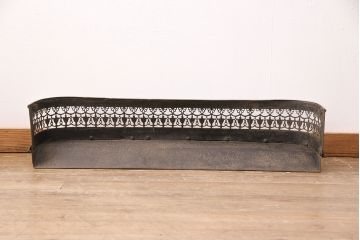 イギリスアンティーク　凝ったデザインがお洒落な空間づくりに活躍する希少なストーブガード(暖炉、ファイヤーガード、フェンダー)(R-049797)