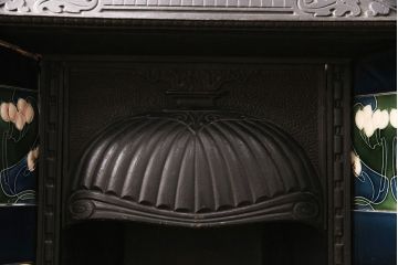 イギリスアンティークアンティーク　色鮮やかな花柄が華やかさを演出するマントルピース(暖炉、ファイヤープレイス)(R-049799)