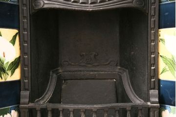 イギリスアンティークアンティーク　色鮮やかな花柄が華やかさを演出するマントルピース(暖炉、ファイヤープレイス)(R-049799)