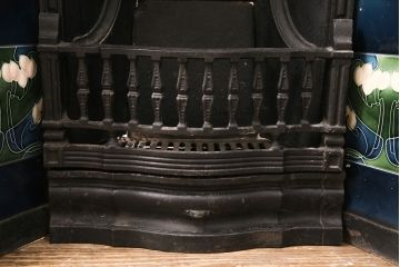 イギリスアンティークアンティーク　色鮮やかな花柄が華やかさを演出するマントルピース(暖炉、ファイヤープレイス)(R-049799)